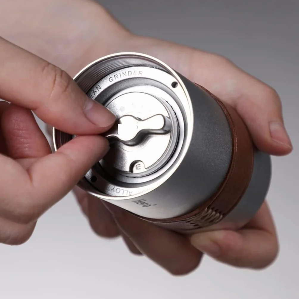 Młynek do kawy,Ręczny młynek do kawy, Młynek ręczny z korbą Młynek do kawy Młynek do kawy przenośny Młynek do kawy Młynek do kawy(Silver)