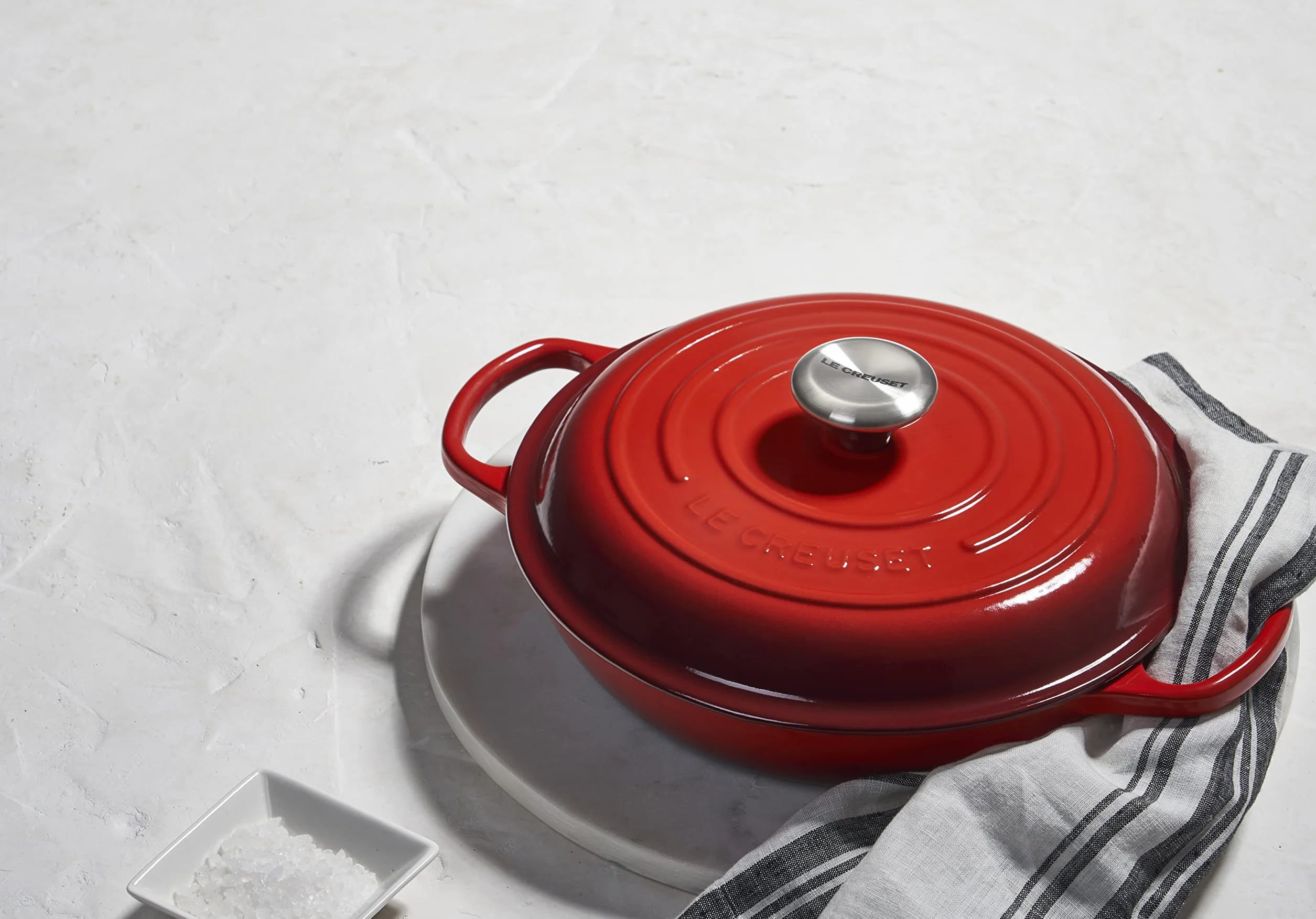 Le Creuset Signature żeliwny garnek Gourmet, okrągły, Ø 26 cm, 2,2 l, do wszystkich rodzajów kuchenek włącznie z indukcyjnymi, 4,205 kg, wiśniowa czerwień