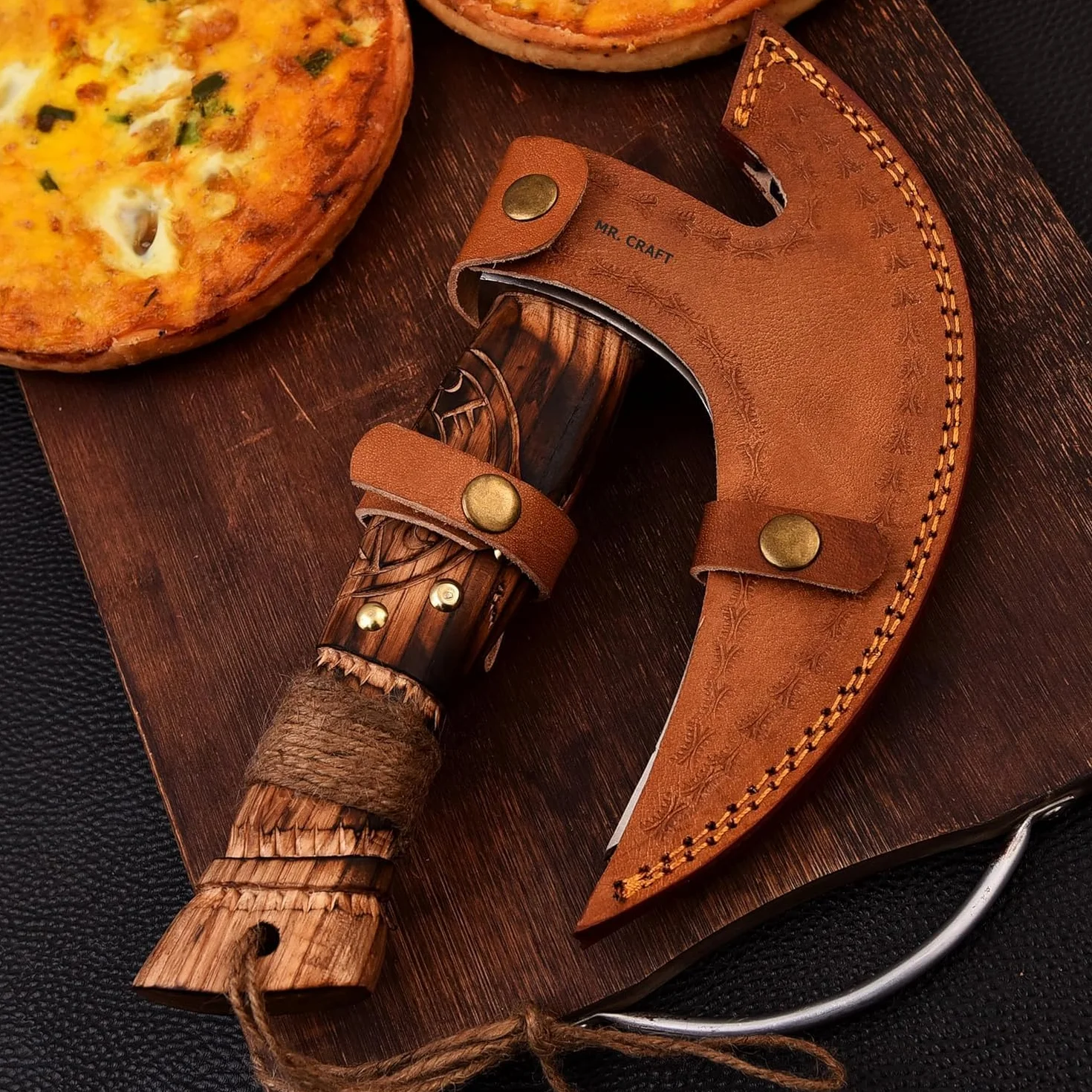 Ręcznie robiony nóż do pizzy Viking Axe ze skórzanym pokrowcem – akcesoria premium do pizzy Ulu Rocking Pizza Gifts for Men (grawerowany uchwyt z drewna jesionowego)
