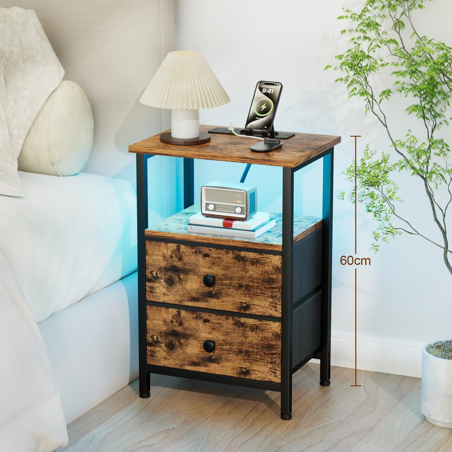 AMHANCIBLE Stolik nocny z oświetleniem LED, stolik pomocniczy z gniazdkiem, stolik kawowy z 2 szufladami z materiału, szafka nocna z otwartą komorą, do salonu, sypialni, gabinetu, Brązowy EHETS02BR-1