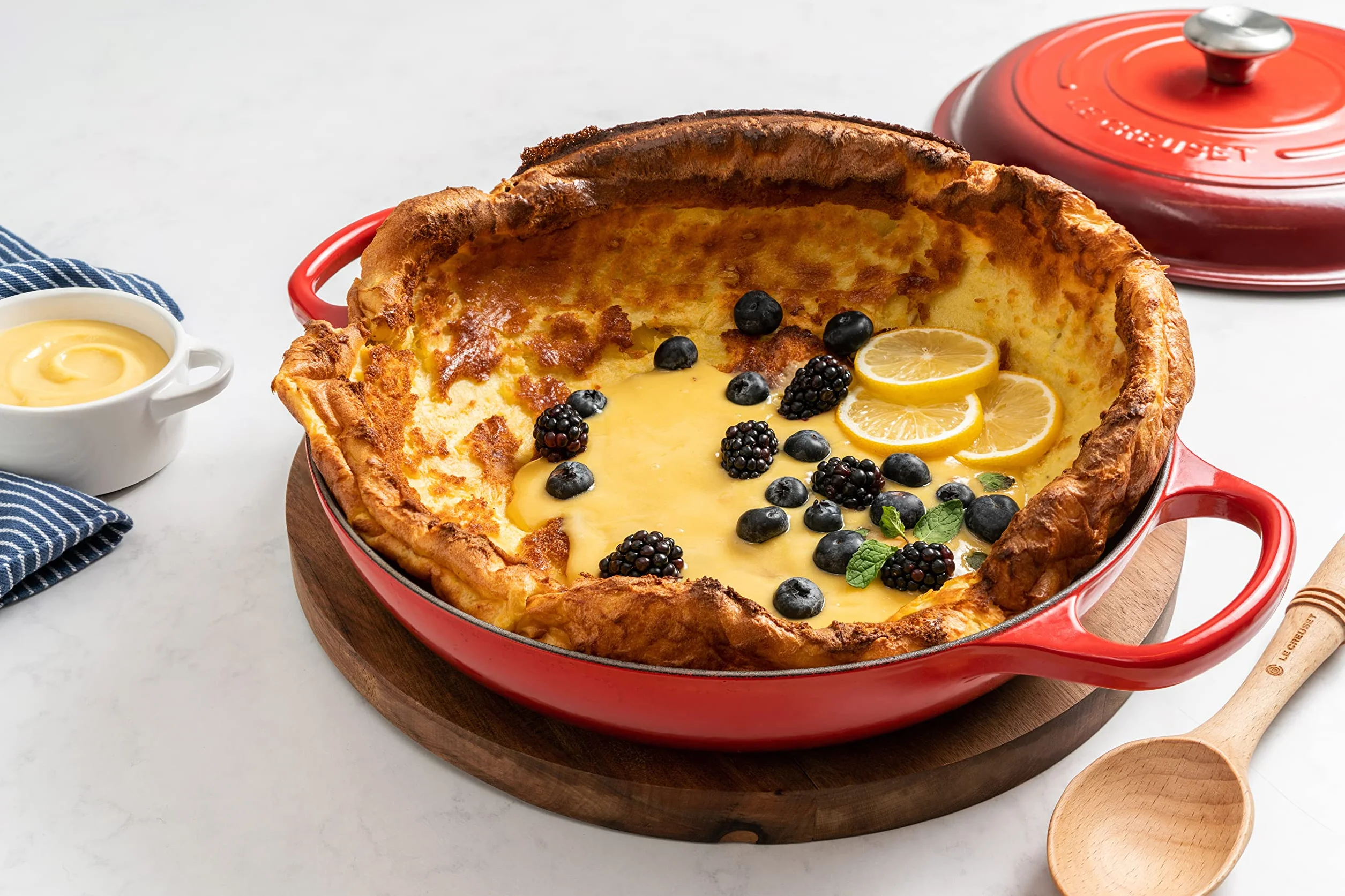 Le Creuset Signature żeliwny garnek Gourmet, okrągły, Ø 26 cm, 2,2 l, do wszystkich rodzajów kuchenek włącznie z indukcyjnymi, 4,205 kg, wiśniowa czerwień