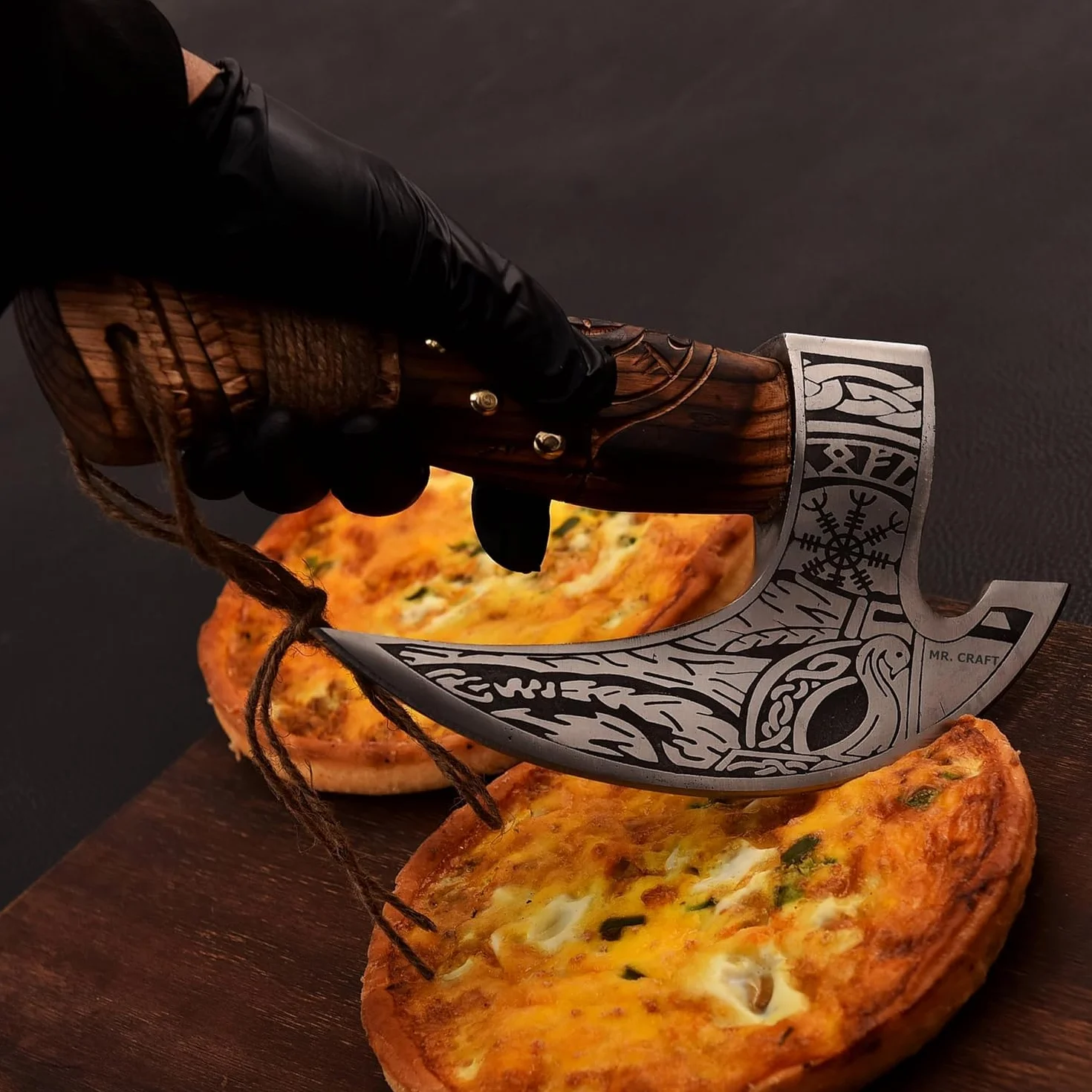 Ręcznie robiony nóż do pizzy Viking Axe ze skórzanym pokrowcem – akcesoria premium do pizzy Ulu Rocking Pizza Gifts for Men (grawerowany uchwyt z drewna jesionowego)